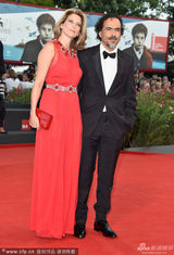 组图：威尼斯红毯《鸟人》伊纳里图牵手娇妻