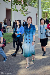 组图：赵薇亮相时装周 蔚蓝风衣肌肤水嫩