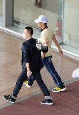 独家：谢霆锋黑超遮面现身 低头不语快闪离开