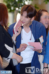 组图：池昌旭赴日办粉丝会 衬衣休闲风亮相机场