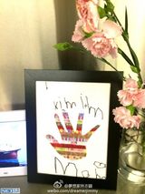 组图：Kimi大口吃饭模样可爱 牛仔衣潮帽乘飞机