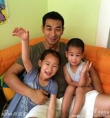 组图：明星奶爸齐过父亲节 陈坤携子卖萌抢镜