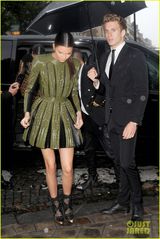 组图：卡戴珊与妹巴黎看秀 身高无优势曲线赢定