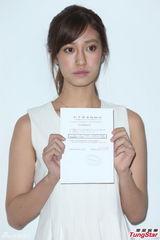 组图：小模被疑涉房东吸毒案 泪崩验尿自清