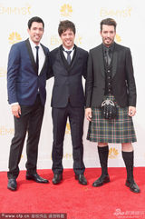 组图：真人秀男星斯科特三兄弟撩衣露花短裤