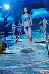 组图：超模大赛出奇招 跷跷板T台考验长腿功力