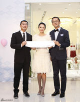 组图：章子怡跨界设计童装 逆生长似小百合