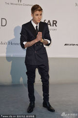 组图：戛纳慈善晚宴 比伯希尔顿风骚超模争艳