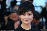 组图：李宇春黑衣裤亮相戛纳 中性风帅气
