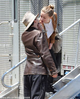 组图：约翰尼德普探班未婚妻当众激吻