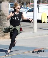 小贝长子搭《海扁王》女星玩滑板 追逐嬉闹(图)