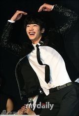 组图：U-kiss新专辑发布会 性感蜕变野性男