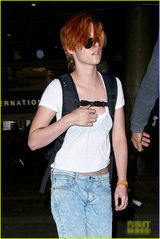 组图：玩颓废！斯图尔特短发遮眼 深V显平胸