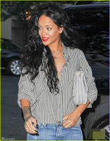 组图：蕾哈娜穿破铜牛仔裤 甜笑演绎中性美艳