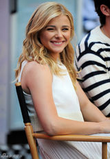 组图：小贝长子绯闻女友上节目 秀鬼马表情聊嗨