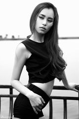 组图：田蕾希黑白大片曝光 性感冷艳神色撩人