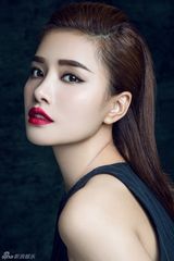 组图：易易紫上演红唇魅惑 夏末职场御姐风