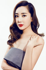 组图：杜若溪复古风造型登杂志诠释法式优雅