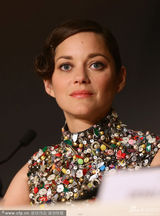 组图：影后歌迪亚短裙闪耀 兄弟导演殷勤献吻