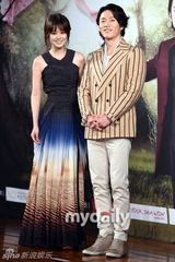 组图：《命运》发布会 张娜拉露美背性感亮相