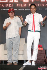 组图：任达华台湾推《红VAN》 心系世界杯决赛