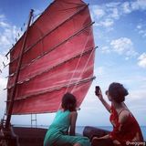 组图：天后海边练瑜伽？王菲晒和李嫣海边美照