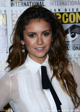 组图：妮娜-杜波夫白衣配蓝皮裙甜美亮相动漫节