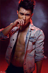 组图：沈泰牛仔硬汉写真展雅痞风