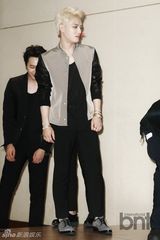 组图：JYJ举行新专发布会 露胸肌秀性感