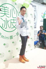 组图：张智霖英国过中秋 否认送名车给老婆