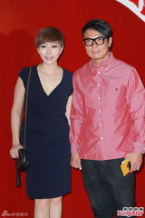 组图：郑希怡大婚热吻老公 欲为阿娇牵红线