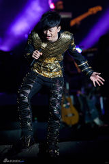 组图：张杰个唱炫酷情歌不断 称谢娜是“最爱”