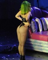 组图：Lady Gaga丁字裤秀肥臀 与黑人猛男拥抱嬉戏