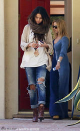 组图：赛琳娜破洞牛仔出镜 戴围巾演绎街头时尚