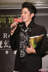 组图：吴建豪写真秀八块肌 保护家庭避谈老婆