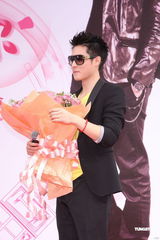 组图：周汤豪长针眼戴墨镜遮丑 公布择偶条件