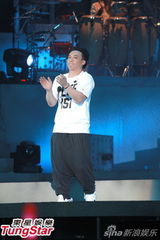 组图：陈奕迅开唱造型似黑山老妖 少说话多唱歌