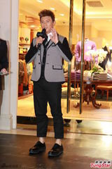 组图：吴奇隆白百何站台捞金 着装默契似情侣