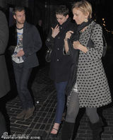 组图：安妮-海瑟薇剪超短发型 夜店被拍尴尬挠头