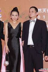 群星闪耀嫣然基金晚宴 王菲旗袍装与李亚鹏恩爱