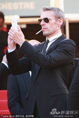 幻灯图集：《人与神》首映 艾曼纽-贝阿捧场