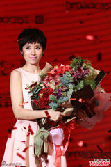 组图：董洁捞金玩快闪 王大治做评委手舞足蹈