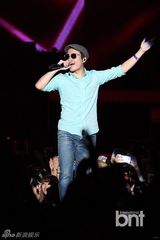 组图：朴宰范等参加HIPHOP音乐节引爆火热现场