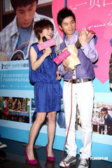 幻灯图：《一页台北》粉丝握手会 郭采洁获粉丝热捧