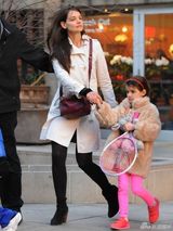 组图：凯蒂带女儿打网球 苏瑞抱粉色球拍亮相