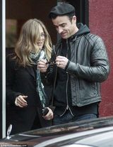 组图：安妮斯顿穿大号西服现身 身材臃肿被疑有孕