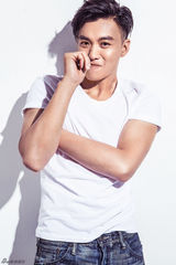 组图：周一围新写真大秀健康阳光男性美