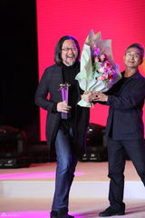 组图：赖声川荣获最佳导演奖 与夫人丁乃竺秀恩爱