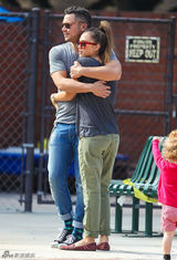 组图：阿尔芭一家甜蜜出游 与丈夫拥抱秀恩爱