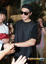 组图：李敏镐鸭舌帽豹纹鞋休闲赴京亲和有礼